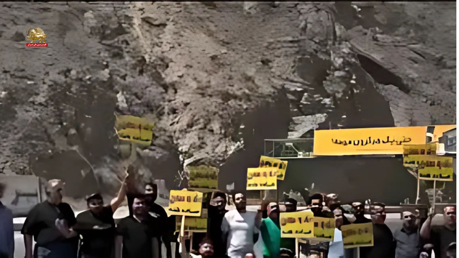 خشم مردم بلده از معادن فرسوده و جان باختن ۲کارگردر فاجعه چپاول رژیم آخوندی